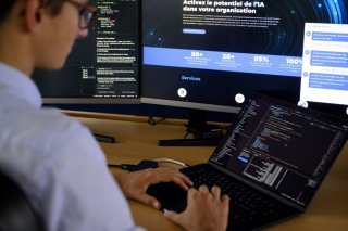 Les métiers de l'informatique souffrent particulièrement, avec une chute de l'emploi de 31% au premier semestre en raison du "ralentissement de l'économie, l'automatisation et l'utilisation croissante de l'IA", sleon Adecco. (archives) KEYSTONE/LAURENT GILLIERON